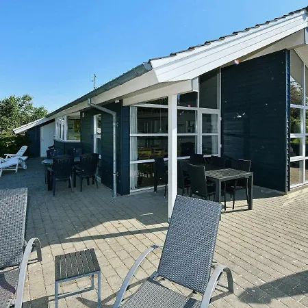 Three-bedroom Holiday In 8