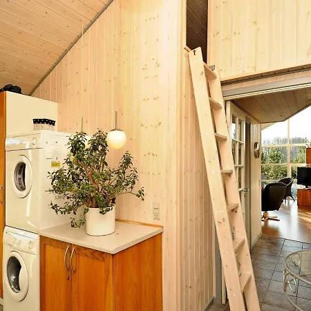 Three-bedroom Holiday In 8 *