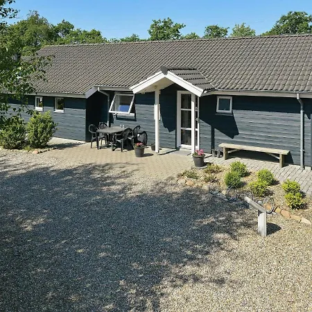 Three-bedroom Holiday In 8