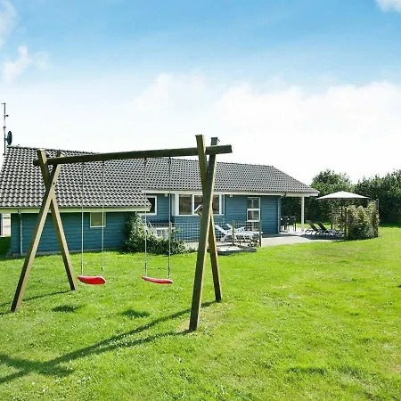 Three-bedroom Holiday In 8