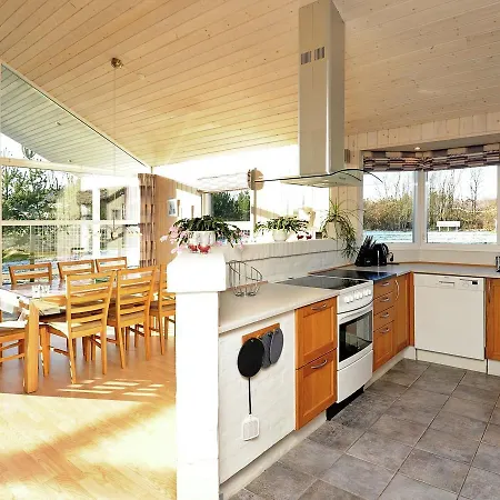 Dom wakacyjny Three-bedroom Holiday In 8
