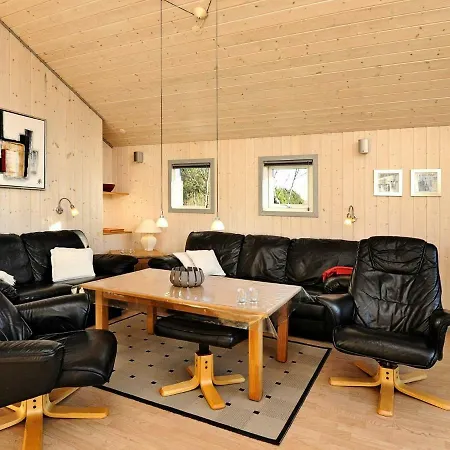 Three-bedroom Holiday In 8
