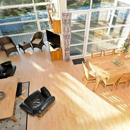 Three-bedroom Holiday In 8